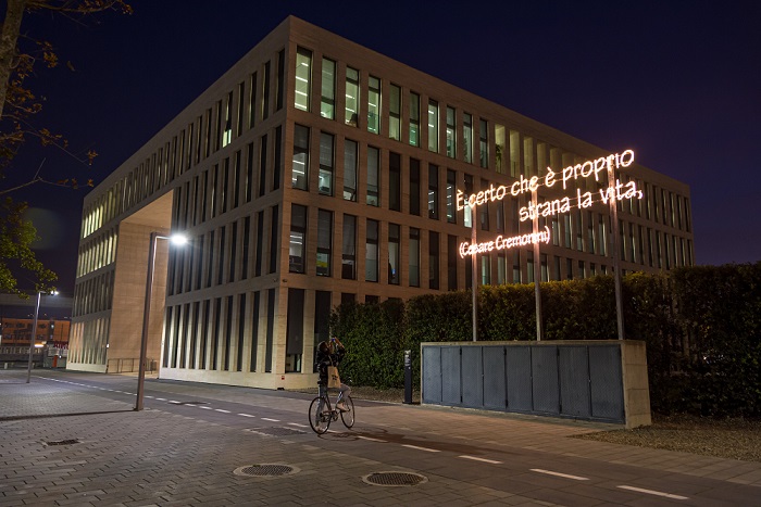 Bologna, in via Carracci accese le luminarie di Cesare Cremonini