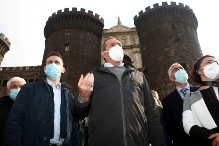 Coronavirus, De Magistris “Siamo al festival dell’ipocrisia”