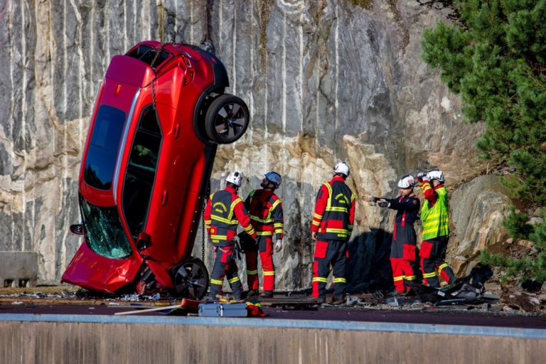 Volvo fa cadere auto da 30 metri per aiutare servizi di soccorso