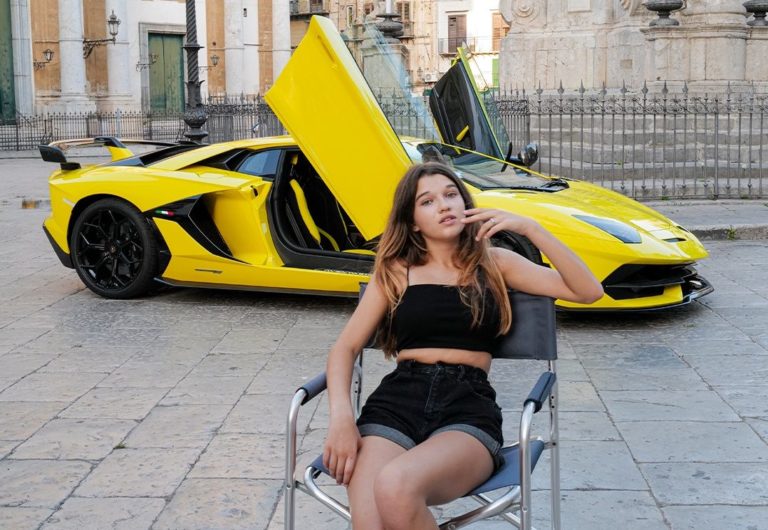 Foto con bambine per lo spot Lamborghini a Palermo, è polemica