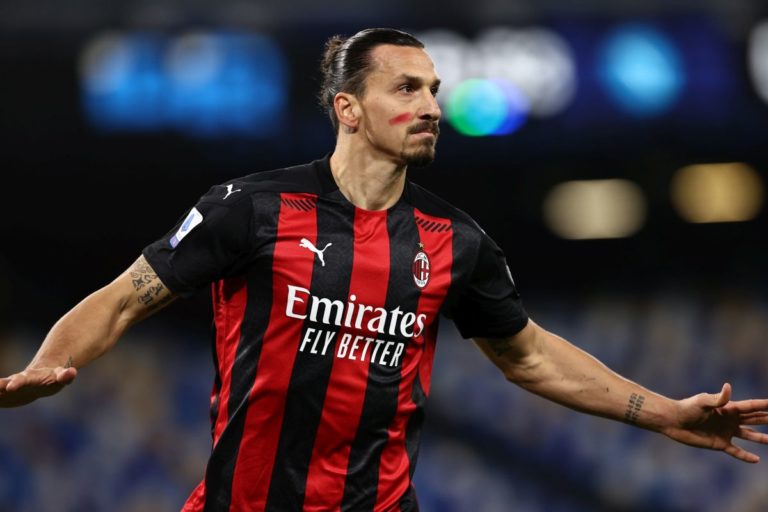 Il Milan vince anche a Napoli, doppietta di super Ibra