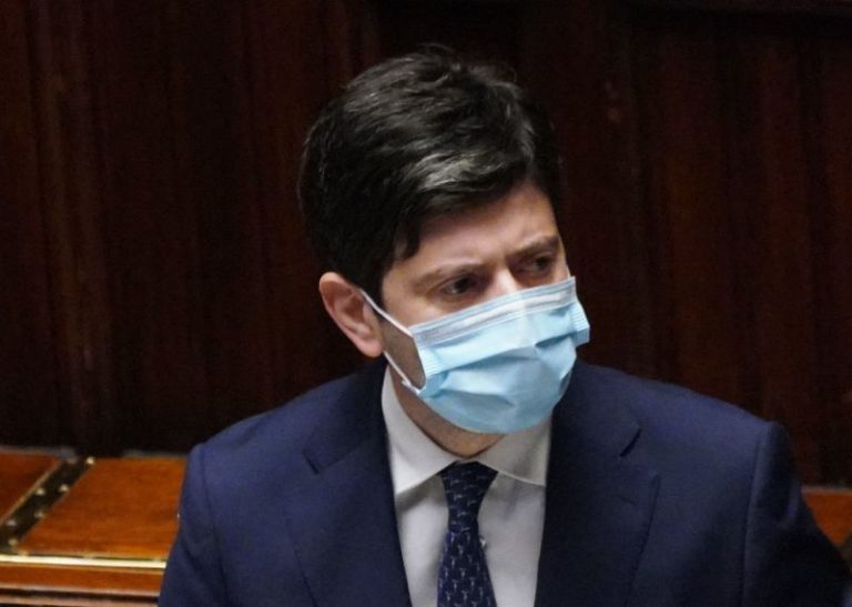 Coronavirus, Speranza “Stop agli allevamenti di visoni”