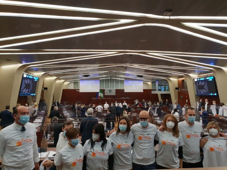 In consiglio Lombardia magliette contro la violenza sulle donne