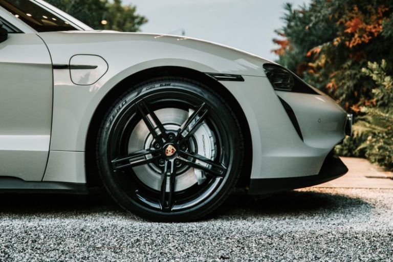 Con Pirelli Elect più autonomia, meno rumore e massima aderenza