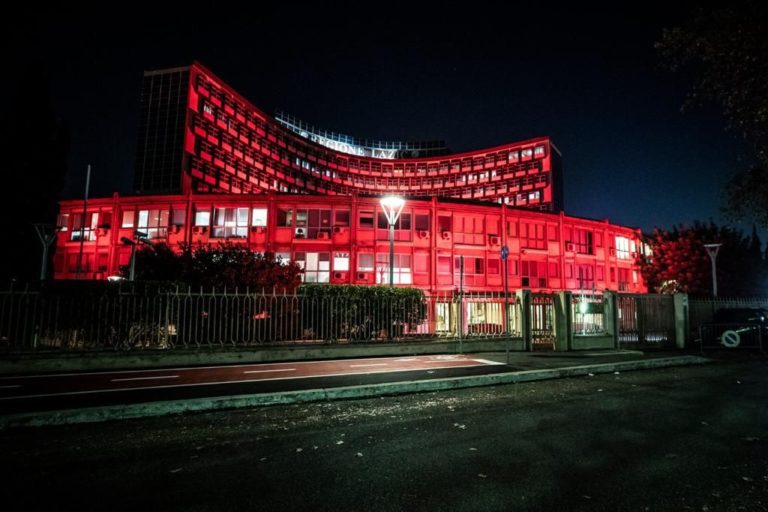 Violenza donne, Acea illumina di rosso facciata della Regione Lazio
