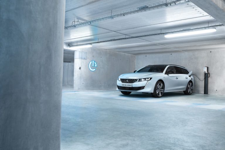 Cavo di ricarica rapida di serie su Peugeot 3008 e 508 Hybrid