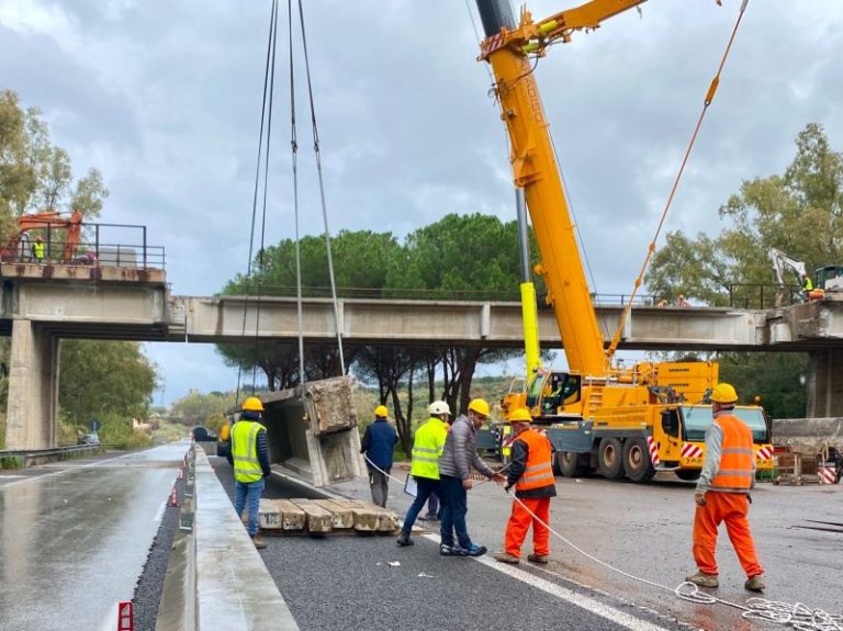 Demolito il primo dei due cavalcavia dell’autostrada Messina-Palermo