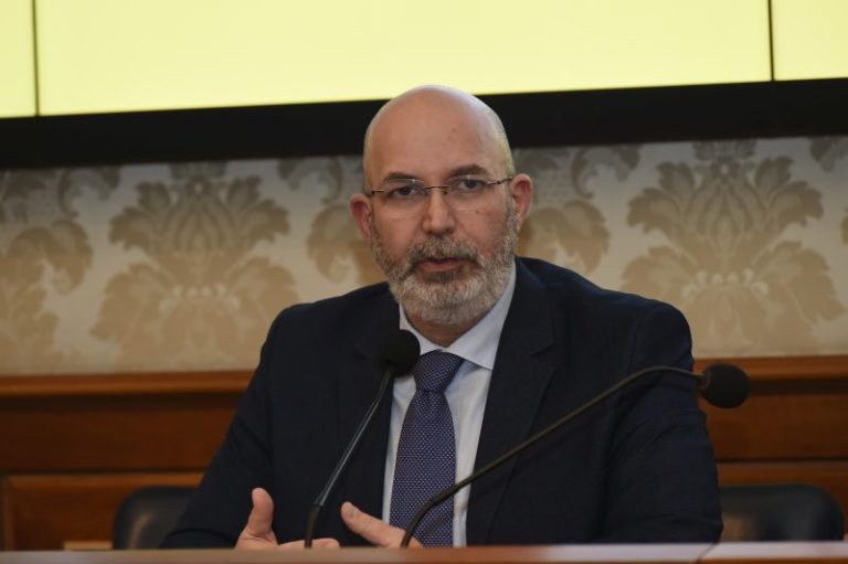 Governo, Crimi “Chi parla di rimpasto è fuori dalla realtà”