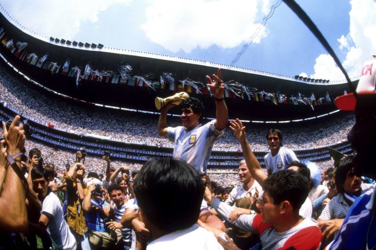L’addio a Maradona, sarà sepolto accanto ai genitori