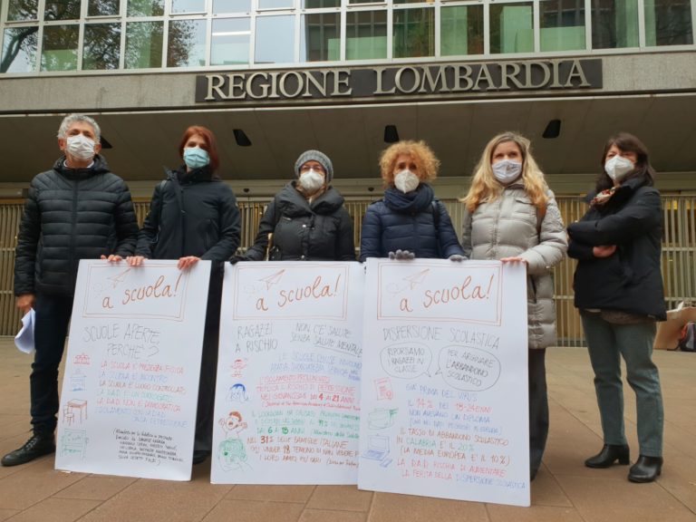 Comitato per riapertura scuole protesta davanti Palazzo Pirelli