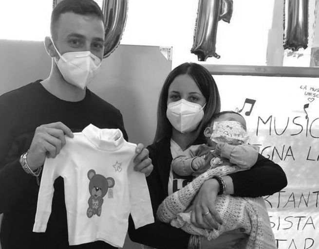 Bimba di 6 mesi curata a Napoli con farmaco innovativo, tornata a casa