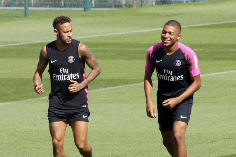 Mbappè e Neymar contro il razzismo “Webo siamo con te”