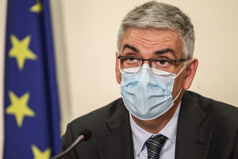 Brusaferro “sarà ‘Natale Covid’, meno siamo e meglio è”