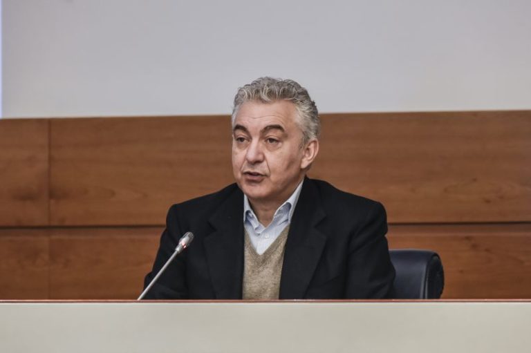 Arcuri “Distribuiremo i vaccini anti-Covid dai più anziani in giù”