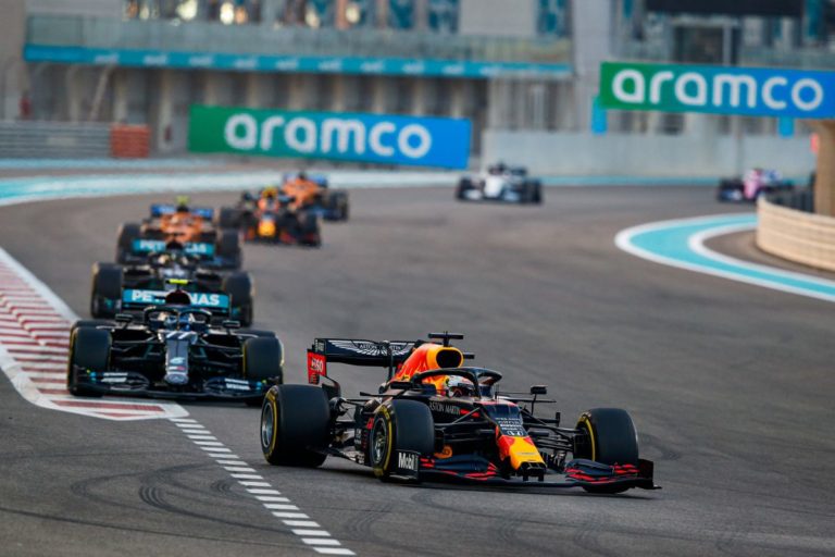 Gp Abu Dhabi, vince Verstappen su Bottas e Hamilton Ferrari indietro