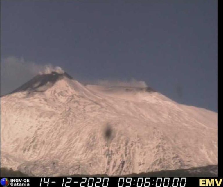 Etna di nuovo in eruzione, esplosioni e lava