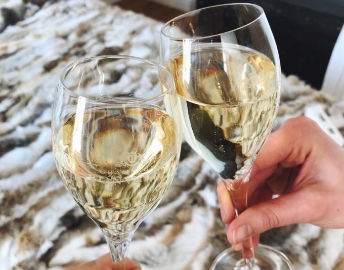 CHAMPAGNE BRINDISI BRINDARE
SPUMANTE BOTTIGLIA BOTTIGLIE
VINO