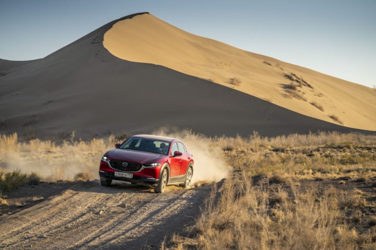 Mazda CX-30 attraversa il Kazakistan grazie al sistema i-Activ AWD