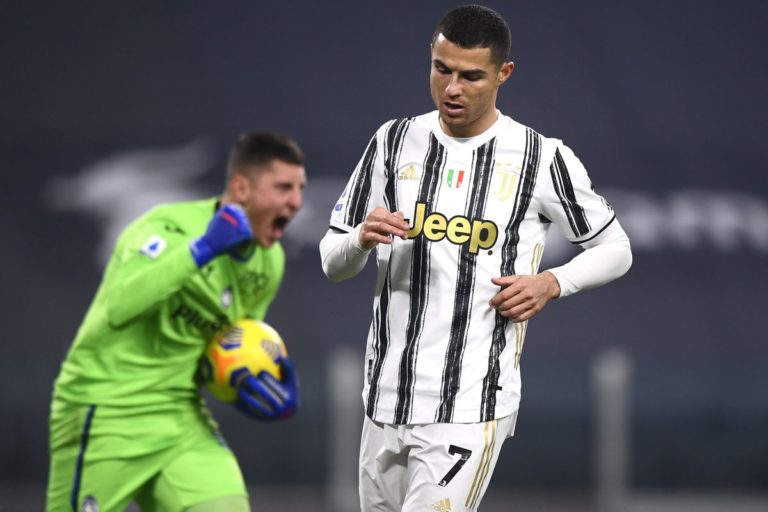 Freuler risponde a Chiesa e CR7 sbaglia penalty, Juve-Atalanta 1-1