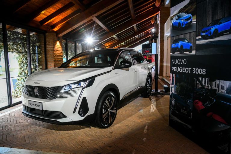 Nuovo design e tanta tecnologia per Peugeot 3008 e 5008