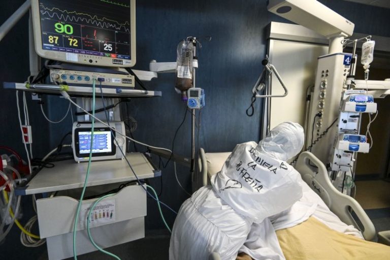 Coronavirus, 18.236 nuovi casi e 683 decessi