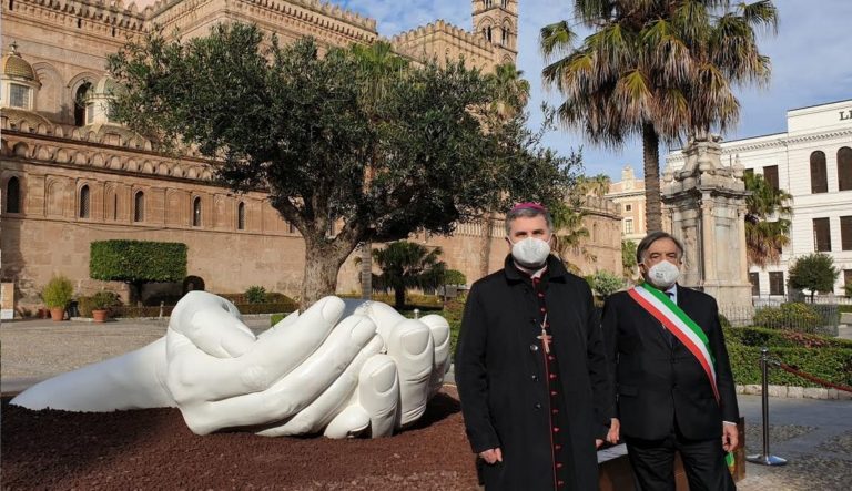 A Palermo le “Mani” di Quinn, messaggio di pace dalla Cattedrale