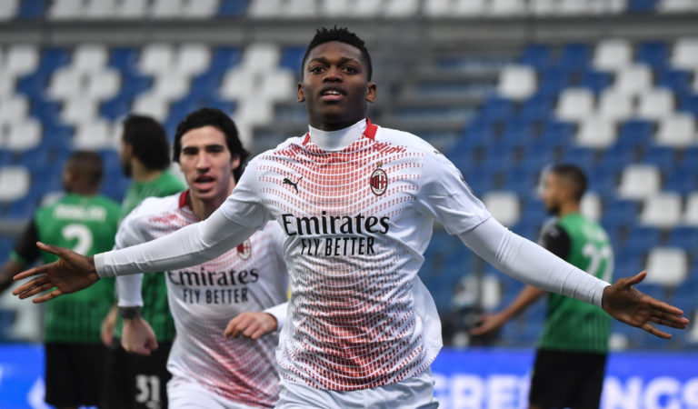 Milan vince e resta in testa, Inter tiene il passo