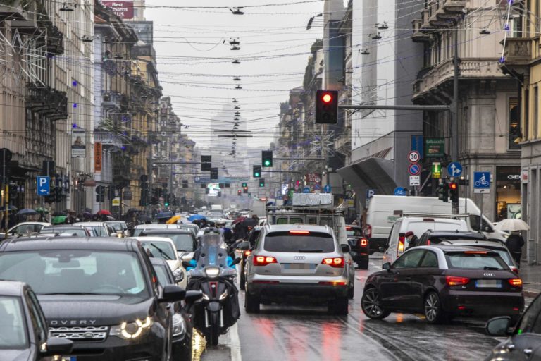 Comune di Milano adotta ‘Piano Aria Climà, dimezzare le auto entro 2030