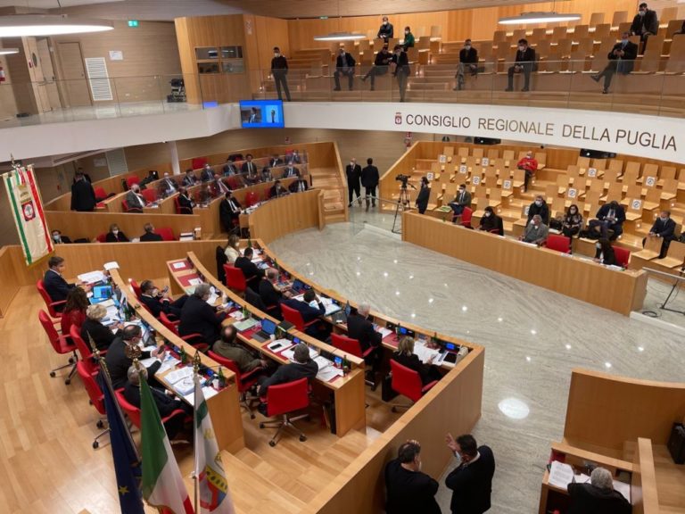 Puglia, tenuta sociale e investimenti. Ok al bilancio 2021