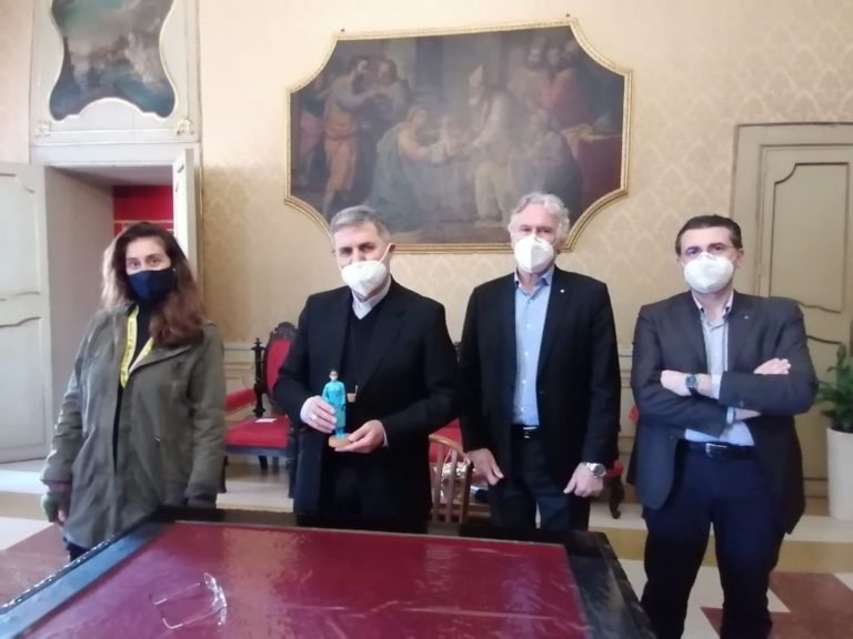 Palermo, donata ad Arcivescovo statuina presepe operatrice sanitaria