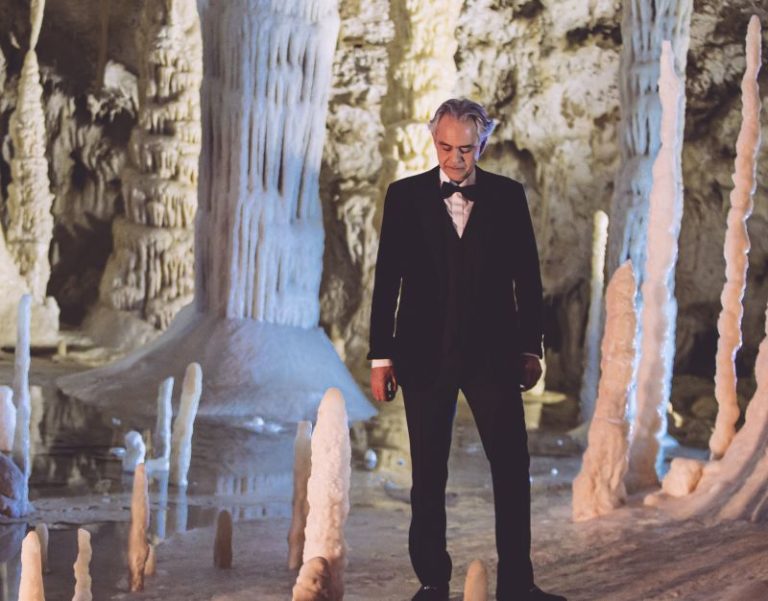 Bocelli canta “Silent Night” nelle grotte di Frasassi