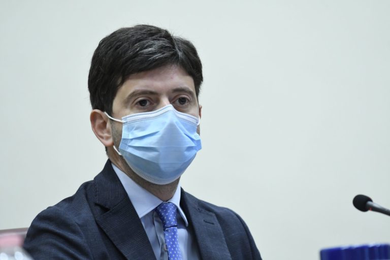 Vaccino-day, Speranza “oggi luce del giorno ma ancora cautela”