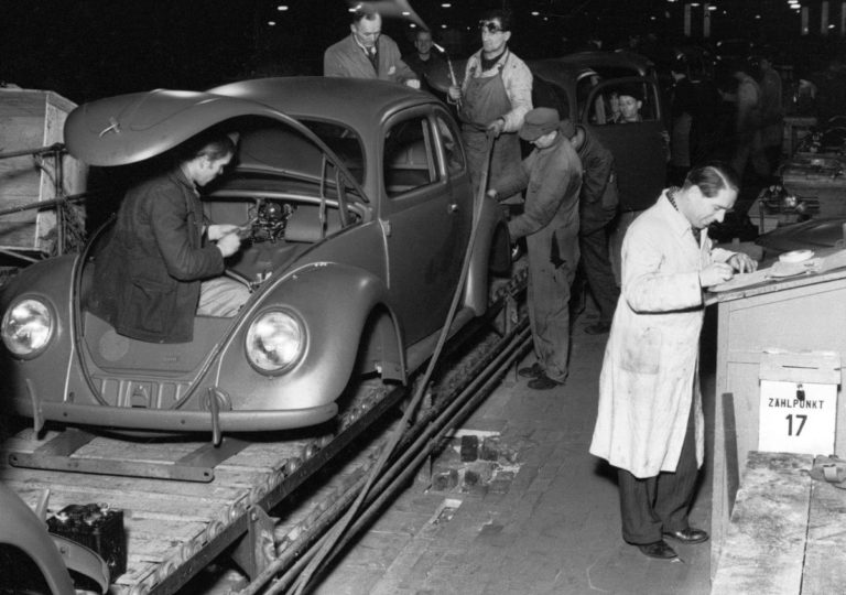 75 anni fa iniziava la produzione di serie del Maggiolino