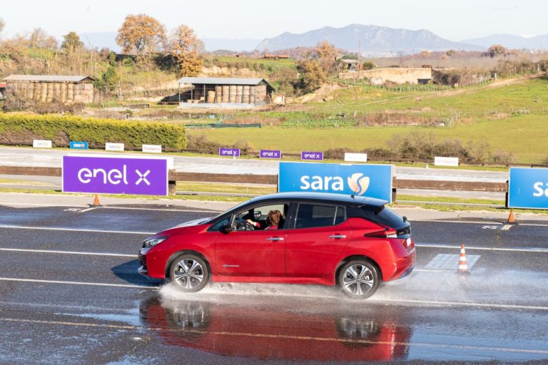 A scuola guida di mobilità elettrica con Nissan e UNASCA
