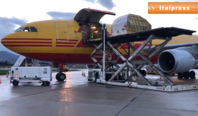 Giunto a Ciampino aereo con migliaia di dosi vaccino