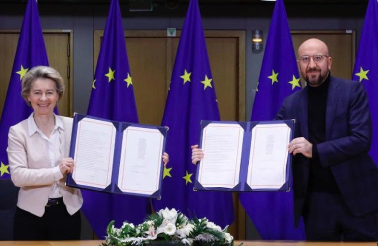 Brexit, von der Leyen e Michel firmano accordo commerciale