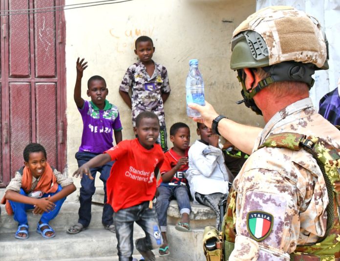 Mogadiscio - Comandante di EUTM-S Durante una Attività CIMIC