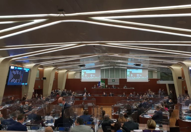 Consiglio Lombardia approva la manovra finanziaria