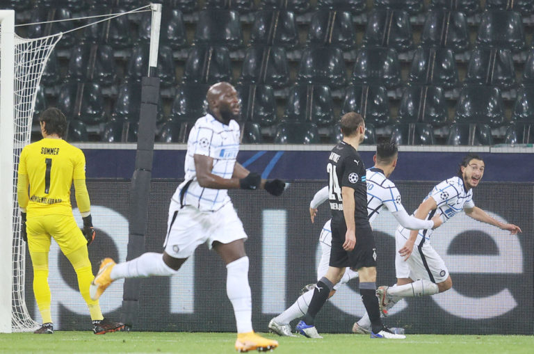 L’Inter vince a Moenchengladbach e resta in corsa