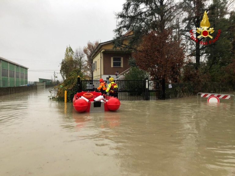 Il fiume Panaro rompe gli argini nel Modenese