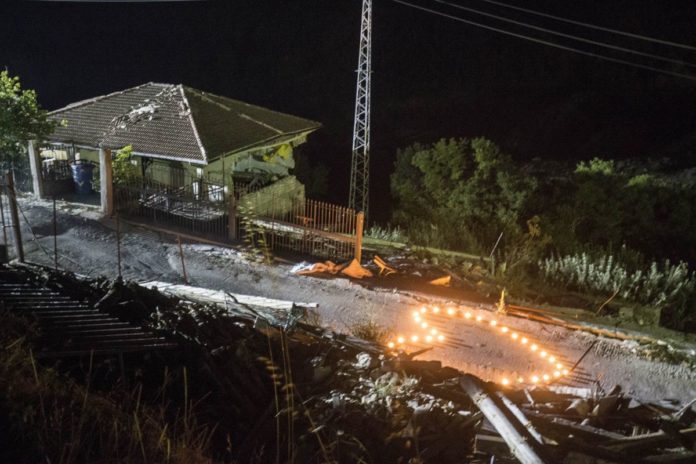 AD UN ANNO DAL SISMA, VENGONO RICORDATE LE VITTIME DI ARQUATA. UNA FIACCOLATA PERCORRE PESCARA DEL TRONTO E ALLE 3,36 VENGONO LETTI I NOMI DELLE VITTIME ACCOMPAGNATI DAI RINTOCCHI DELLA CAMPANA