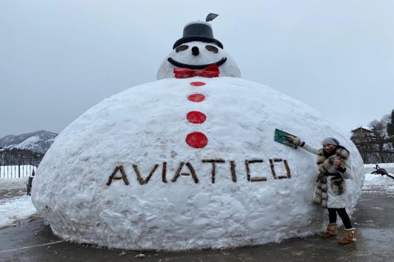 Nel bergamasco il pupazzo di neve dei record, 5 metri di altezza