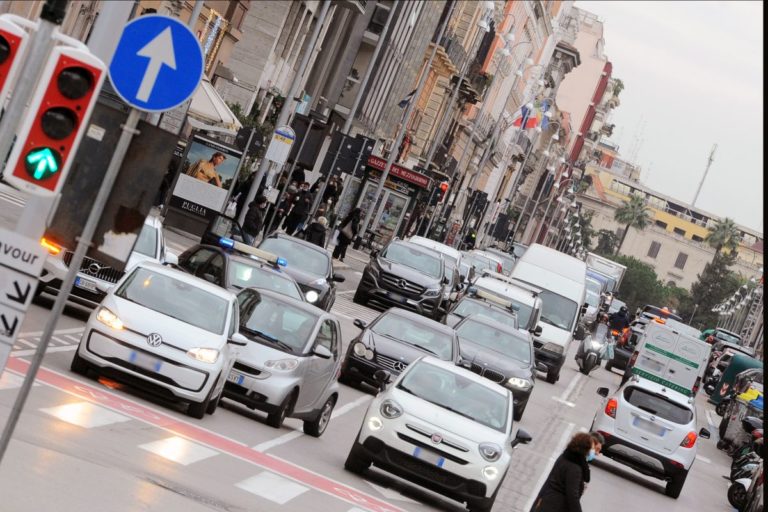A dicembre altro segno meno per l’auto, in Italia 2020 amaro