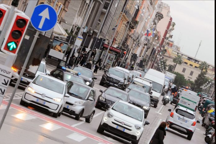 BARI TRA AUTO E SHOPPING BASTA DIVIETI PER NATALE