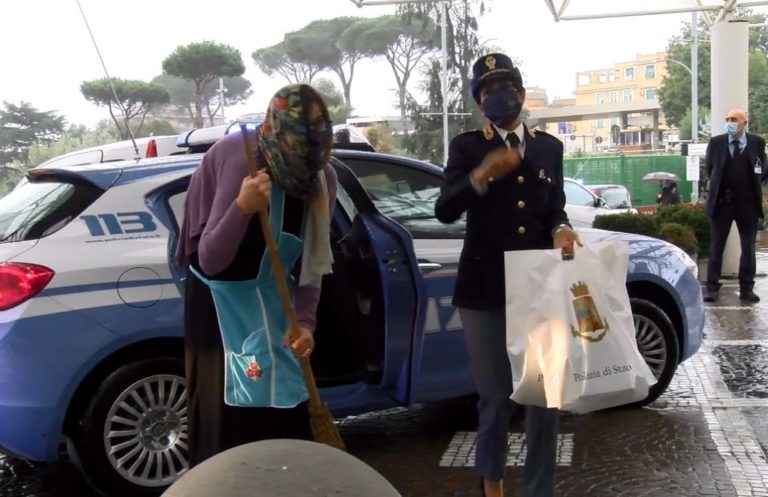 Epifania, Polizia porta doni e cioccolato ai bimbi del Gemelli