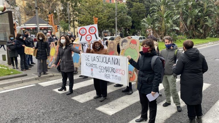 Scuola, la protesta dei genitori no Dad a Napoli