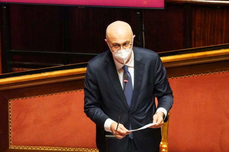 Covid, tampone falso positivo per il ministro D’Incà