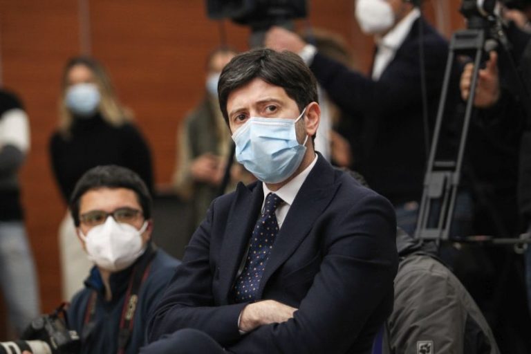 Covid, Speranza “Per alcuni mesi sarà ancora dura”