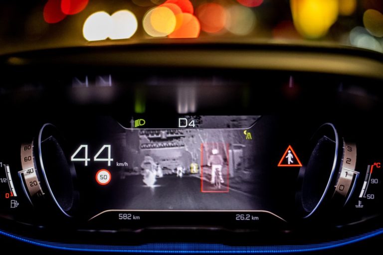 Con Night Vision Peugeot non esistono più ostacoli