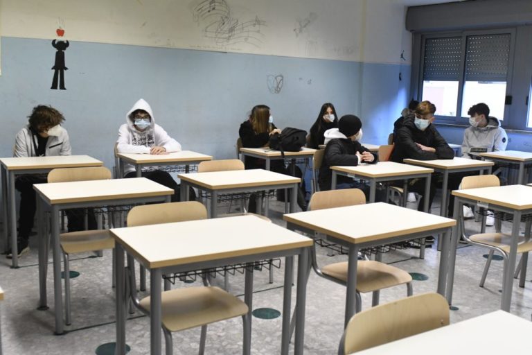 Puglia, presidi sanitari, screening e vaccini a scuola